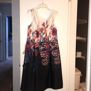 Adrianna Papell sleeveless dress. Floral.